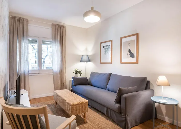 Comfortable 3 Bed Apt Next To The Sagrada Familia