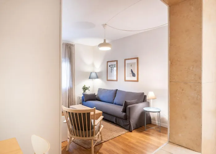 Comfortable 3 Bed Apt Next To The Sagrada Familia