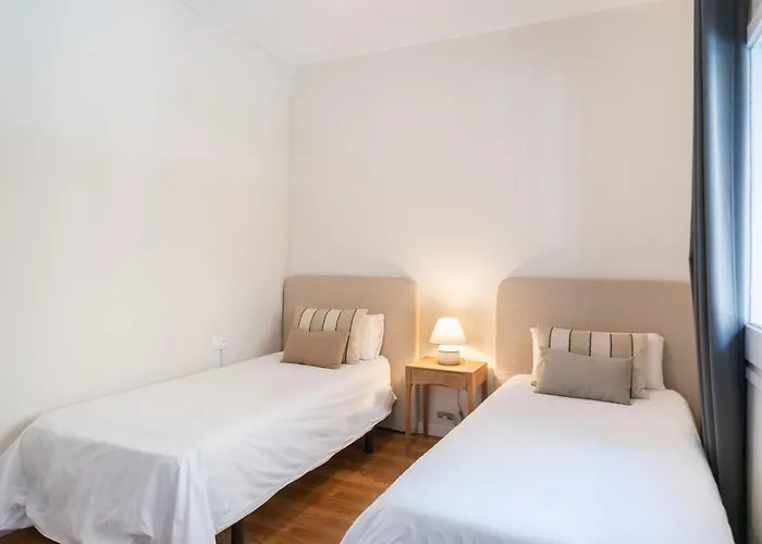 Comfortable 3 Bed Apt Next To The Sagrada Familia